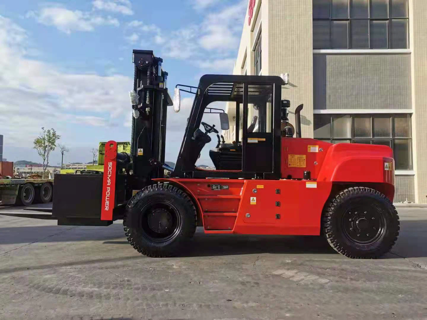 Montacargas de 12 toneladas para maniobras industriales de alto tonelaje.