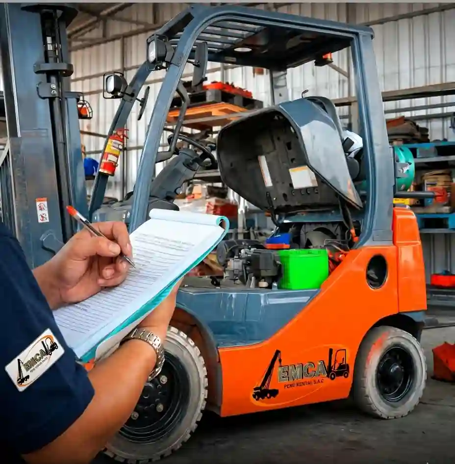 Técnico realizando revision de mantenimiento en un montacargas.